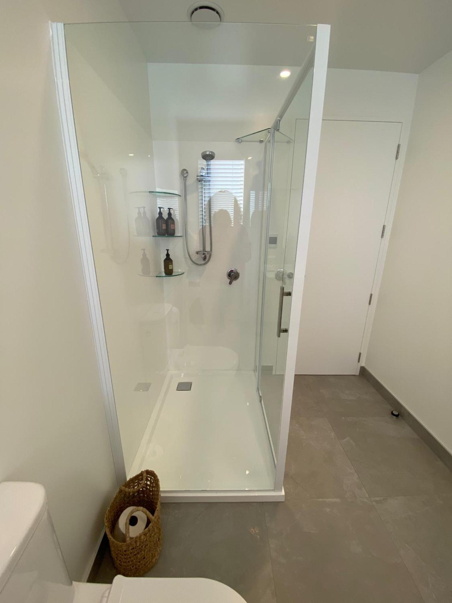 Lake Views - New Apartment With Room To Relax واناكا المظهر الخارجي الصورة